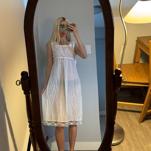 Dresses & Skirts - Vintage Elegant White Lace Trim Dress